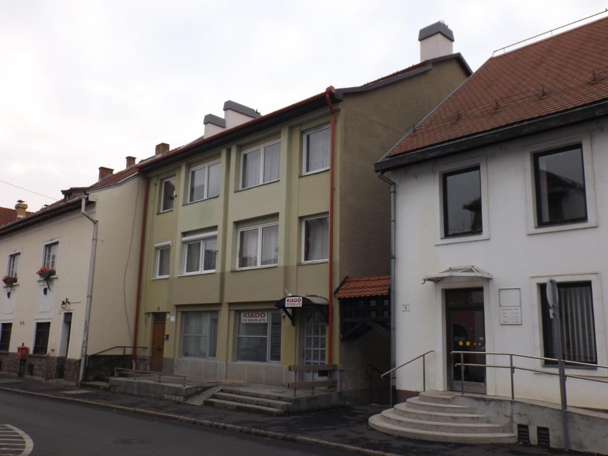 Vitalis Apartman Eger Luaran gambar